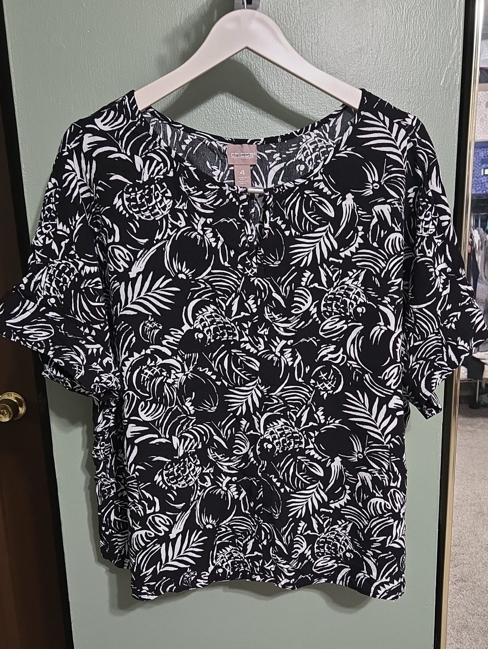 Chico's Black & White Tropical Print Short Sleeve Top